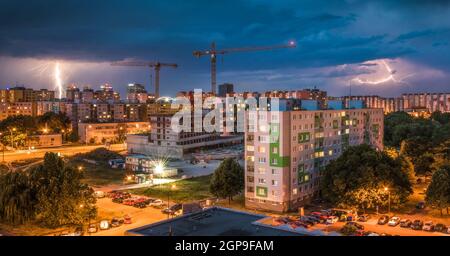Die Blitze über dem Gehäuse. Night Storm in der Stadt. Stockfoto