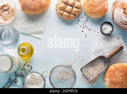 Zutaten für die Zubereitung und das Backen von hausgemachtem Brot auf dem blauen Tisch Hintergrund Stockfoto