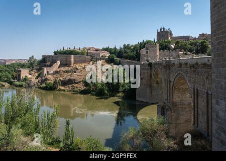 Blick auf die Brücke von Saint Martin über den Fluss Tejo, in der Stadt Toledo, Spanien Stockfoto