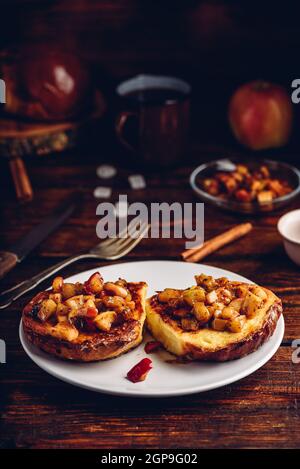 French Toast mit Apfel karamellisierte mit Zimt Stockfoto