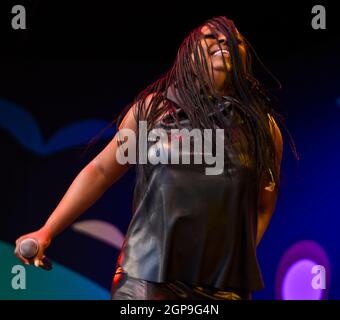 Ledisi begeistert das Publikum mit ihren Vocals und ihrem energiegeladenen Bühnenaufführungbeim Monterey Jazz Festival 2021 Stockfoto