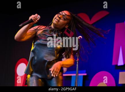 Ledisi begeistert das Publikum mit ihren Vocals und ihrem energiegeladenen Bühnenaufführungbeim Monterey Jazz Festival 2021 Stockfoto