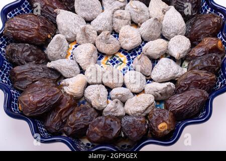 Getrocknete Feigen mit Reismehl und Medjoul Jumbo Datteln bestreut. Stockfoto
