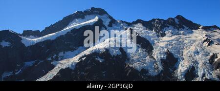 Panoramabild des Mount Sefton und des Fußhockers. Stockfoto