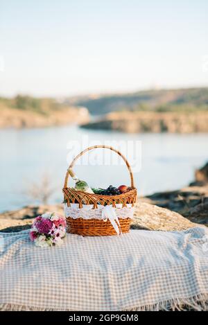 Picknick in der Natur mit einem Korb mit leckeren Produkten Stockfoto