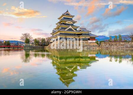 Mensumoto Schloss in Japan in der Dämmerung Stockfoto