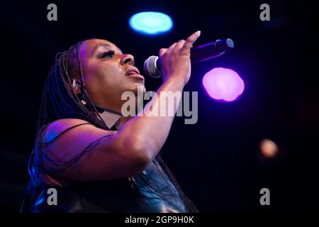 Ledisi begeistert das Publikum mit ihren Vocals und ihrem energiegeladenen Bühnenaufführungbeim Monterey Jazz Festival 2021 Stockfoto