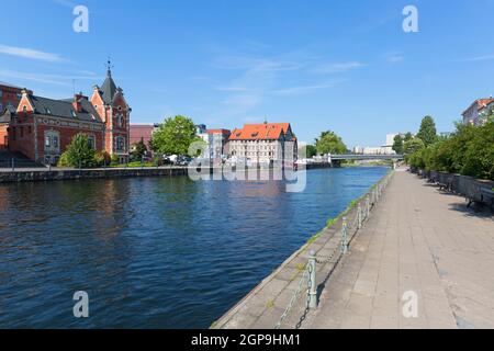 Bydgoszcz, Polen - 26. Juni 2020: Historische Getreidespeicher aus dem 18. Jahrhundert, Lloyd-Palast und Boulevard an der Brda Stockfoto