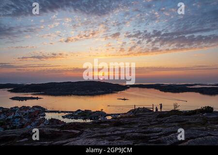 Sonnenuntergang in der Stadt Fjaellbacka in Schweden. Stockfoto