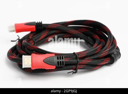 Verdrilltes Kabel in schwarzer Textilindustrie auf weißem Hintergrund, hdmi-Adapter, Nahaufnahme Stockfoto