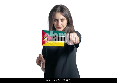 Glückliche junge weiße Frau hält Flagge von Mosambik und zeigt vor ihm isoliert auf weißem Hintergrund. Stockfoto