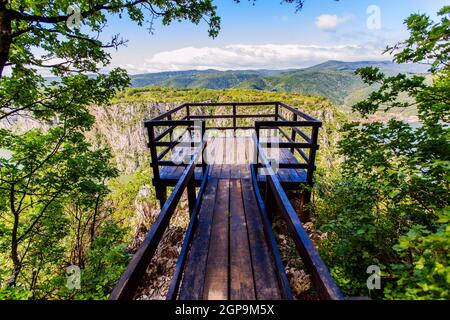 Spektakuläre Landschaft der Schlucht auf der Donau, von der hölzernen Aussichtsplattform, Serbien und Rumänien Grenze gesehen. Stockfoto