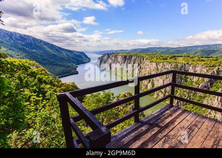 Spektakuläre Landschaft der Schlucht auf der Donau, von der hölzernen Aussichtsplattform, Serbien und Rumänien Grenze gesehen. Stockfoto