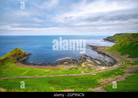 Blick auf die Bucht von Portnaboe und die Klippe von North Antrim entlang des Giant's Causeway, County Antrim, Nordirland, Großbritannien Stockfoto