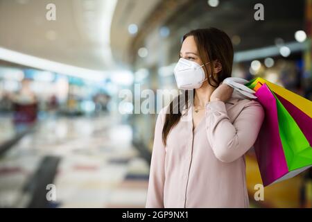 Kunde im Fashion Store trägt FFP2 Gesichtsmaske Stockfoto