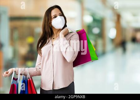 Kunde im Fashion Store trägt FFP2 Gesichtsmaske Stockfoto