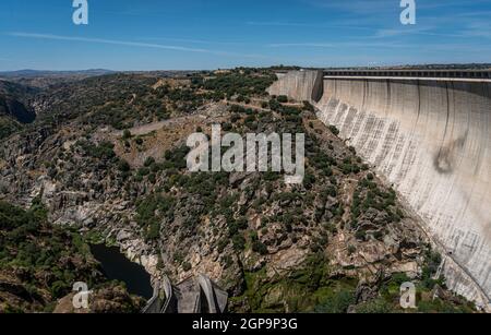 Almendra (Almond) Talsperre, auch bekannt als Villarino Dam, in Salamanca, Spanien Stockfoto