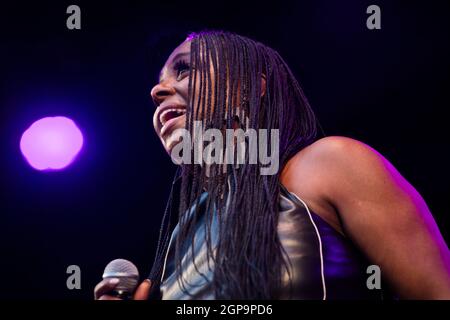 Ledisi begeistert das Publikum mit ihren Vocals und ihrem energiegeladenen Bühnenaufführungbeim Monterey Jazz Festival 2021 Stockfoto