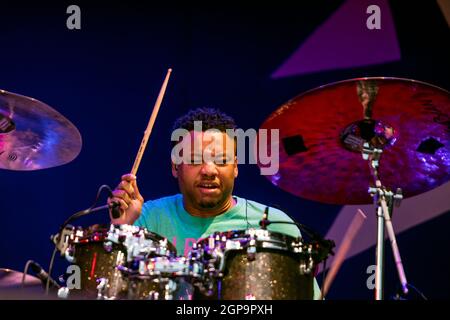 Schlagzeuger Greg Clark spielt für Ledisi beim Monterey Jazz Festival 2021 Stockfoto