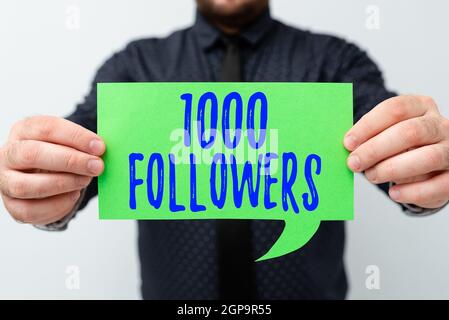 Textschild mit 1000 Followern. Internet-Konzept Anzahl der Personen, die jemandem auf Instagram folgen präsentiert neue Pläne und Ideen demonstrieren Stockfoto