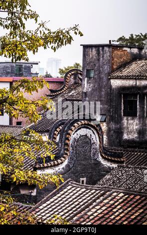 Das traditionelle Dach der Shawan-Altstadt, die in Guangzhou als Wok-Dächer mit Griffform bezeichnet wird. Die geschwungenen Dächer im Lingnan-Stil in der Altstadt .traditionelle Architektur Stockfoto