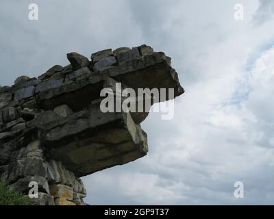 Schöne drachenförmige Steinmauer, die aus der Erde kommt Stockfoto