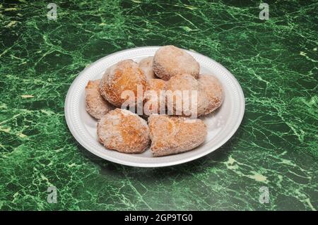 Auswahl an frischen und leckeren zuckerhaltigen Donuts Stockfoto