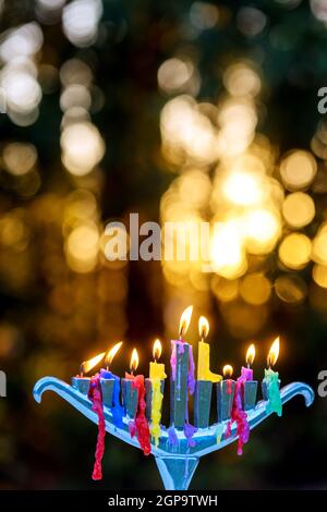 Brennende chanukka-Kerzen in einer Menora auf jüdischen Festen Stockfoto