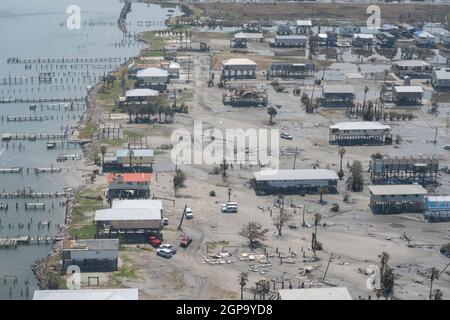 Ein Blick auf die Schäden, die fünf Tage nach dem Eintreffen durch den US-amerikanischen „Ida“ auf Grand Isle entstanden sind, Grand Isle, Louisiana, 3. September 2021. Jedes Haus meldete Schäden, etwa 40-50 Prozent dieser Häuser wurden vollständig zerstört. (USA Foto der Armee-Nationalgarde von Staff Sgt. Josiah Pugh) Stockfoto