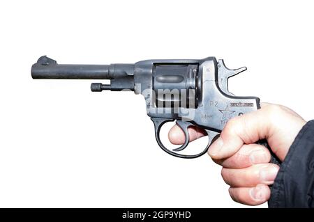 Pistole Nagant Revolver in Hand Gangster - ist auf dem weißen isoliert. Stockfoto