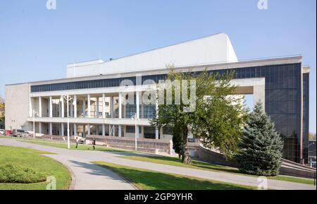 Rostov-on-Don,Russland-Oktober 13,2013:Junge Menschen fotografieren sich im Park Gorki Theater, das in Form eines Traktors gebaut wurde. Stockfoto