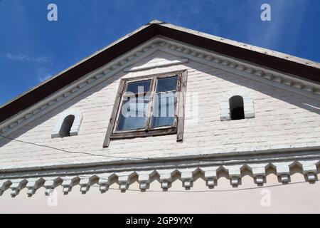 Dachfenster Schlot auf alten weißen Ziegel, altes Haus in Weißrussland, mit blauem Himmel Hintergrund Stockfoto