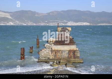 Alte zerlegt rusty Pier. Die Inschrift: Es ist das Schwimmen verboten. Die zerstörten Pier. Stockfoto