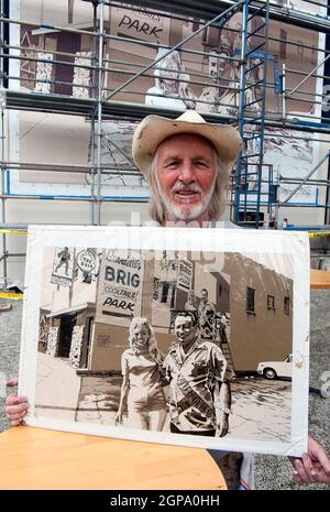 Der Wandmaler Art Mortimer arbeitet an der Restaurierung seines Wandbildes in Brandelli's Brig am Abbot Kinney Blvd. In Venice Beach, CA Stockfoto