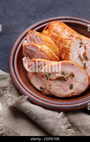 Hühnerrolle. Wurst aus Geflügelfleisch. Diätetisches Fleisch. Vertikales Foto. Draufsicht. Stockfoto