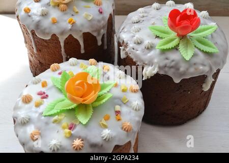 Helle Oster-Kuchen kulich mit Glasur und bunten Süßigkeiten dekoriert Stockfoto