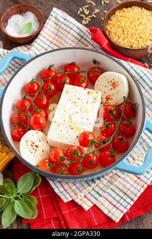Feta-Käse mit frischen Weintomaten und Knoblauch Stockfoto