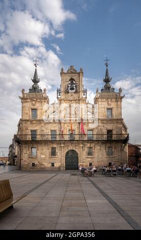 Astorga, Spanien, Juli 2020 - Fassade des barocken Rathauses aus dem 17th. Jahrhundert in der Stadt Astorga, Spanien Stockfoto