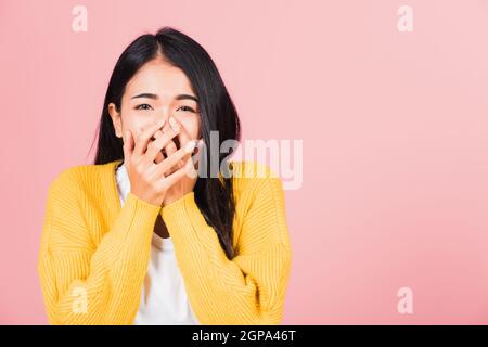 Asian Portrait schön niedlich junge Frau stehen erstaunt, schockiert Angst Mund bedeckt Gestik Handflächen suchen Kamera, Studio erschossen isoliert auf p Stockfoto