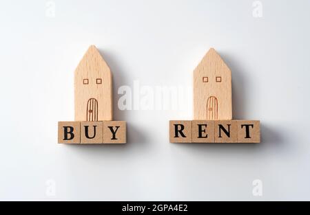 Kaufen oder mieten Wohnbild mit Spielzeughaus aus Holz auf weißem Hintergrund platziert Stockfoto