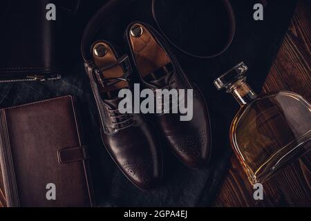 Modische klassische braune Lederschuhe für Herren auf Holzhintergrund Stockfoto
