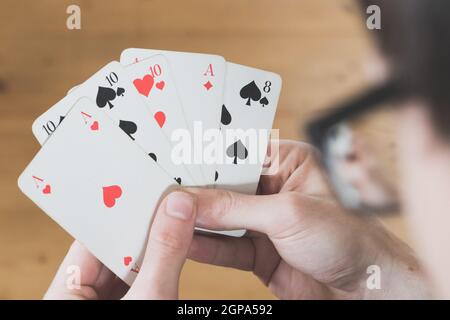 Der Mensch ist die Karten, Ausschnitt seiner Hände Stockfoto