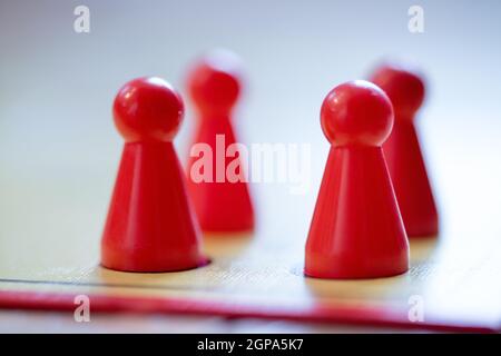 Meeples auf einem Brett, bereit zum Spielen ein Gesellschaftsspiel, Ludo Stockfoto