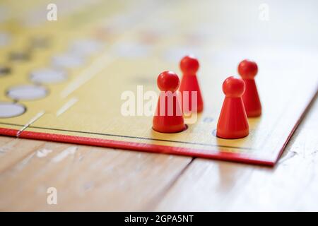 Meeples auf einem Brett, bereit zum Spielen ein Gesellschaftsspiel, Ludo Stockfoto