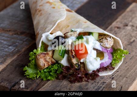 dürüm Sandwich-Wrap auf Holz Stockfoto