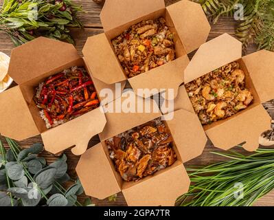 Verschiedene chinesische Gerichte in Take-Out-Box, flach liegend, Draufsicht Stockfoto