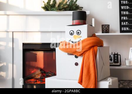 Lustige dekorative Schneemann im Wohnzimmer Stockfoto