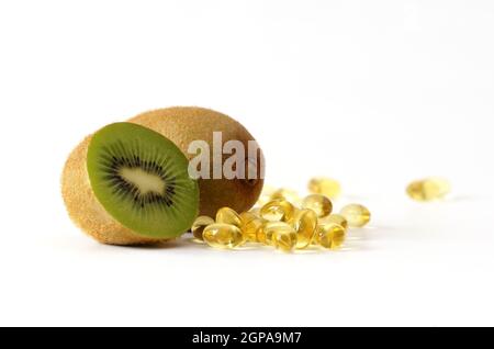 Vitamin-Pillen-Kapseln zusammen mit Kiwi-Obst freigesetzt gesunde Ernährung Vitamin c gut für das Immunsystem Stockfoto