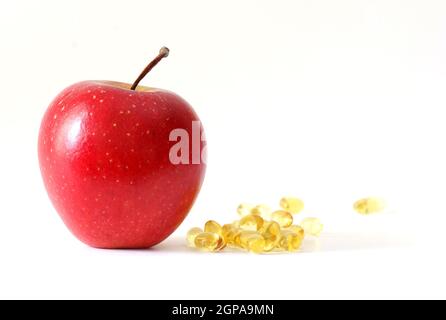 Vitamin-Pillen Kapseln zusammen mit Apfelfrüchten freigesetzt gesunde Ernährung Vitamin c gut für das Immunsystem Stockfoto