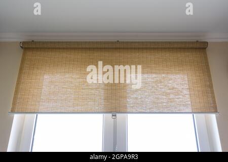 Rollläden aus dünnem Bambus am Fenster Stockfoto